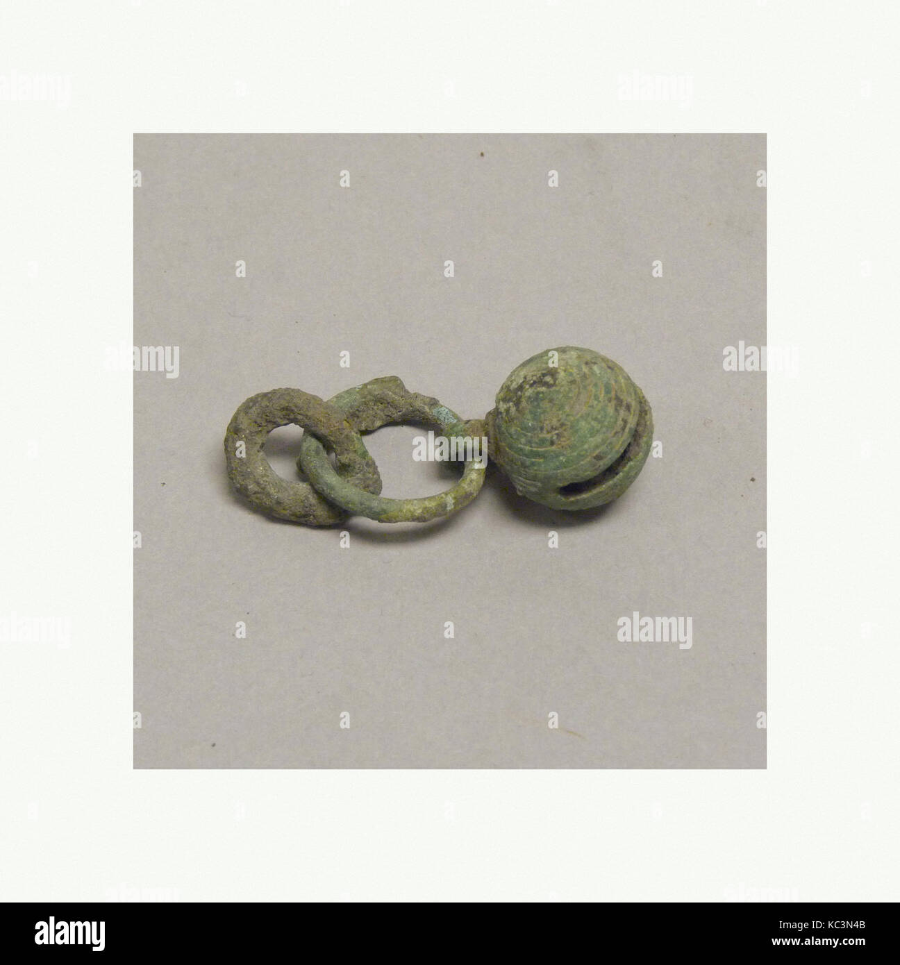 Kreisförmige Bell mit Ringen, Bronze- und Eisenzeit, 500 v. Chr. - A.D. 300, Thailand, Bronze, 7/8 x 5/8 in. (2,2 x 1,6 cm); insgesamt Stockfoto