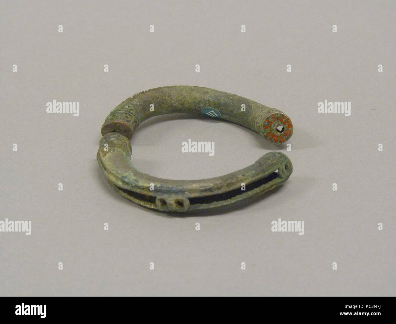 Hollow Bangle in zwei Teile mit Pellets, 300 v. Chr. - A.D. 400 Stockfoto