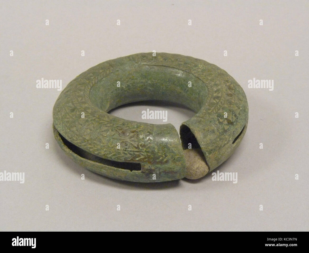 Armreif mit Kreismuster, Spätzeit, 300 v. Chr. - A.D. 400, Thailand, Bronze, H.1 1/8 in. (2,9 cm); Durchm. 4 in. (10,2 cm Stockfoto