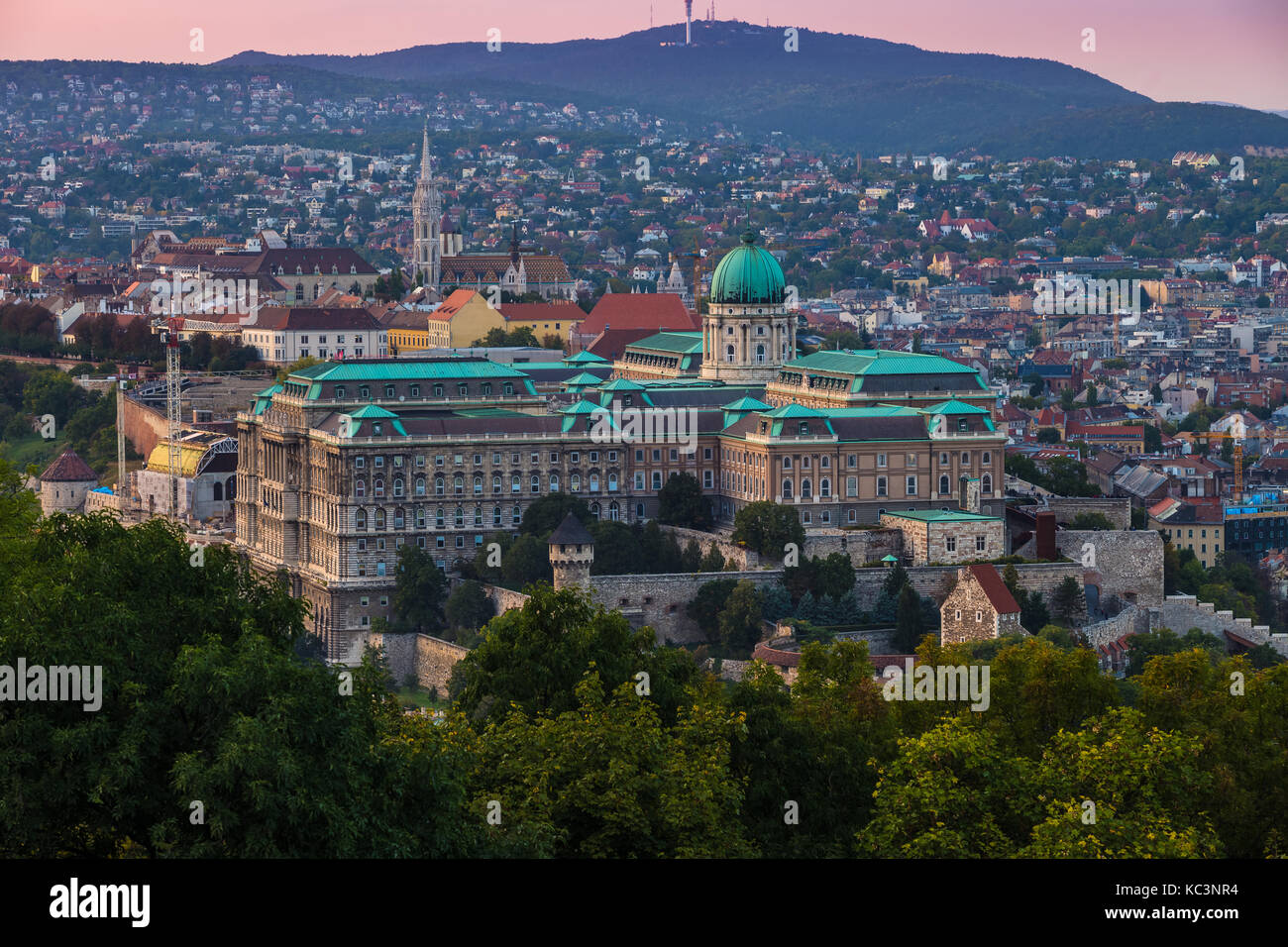 Budapest, Ungarn - Die schöne Burg Buda Königspalast mit der Budaer Hügel und die Matthias Kirche im Hintergrund bei Sonnenuntergang Stockfoto