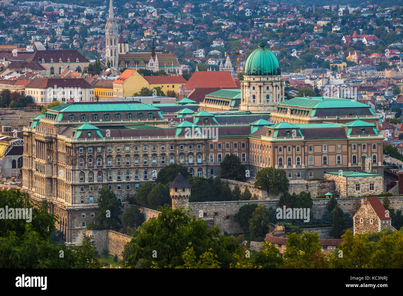 Budapest, Ungarn - Der schöne Königspalast der Buda-Burg mit den Buda-Hügeln und der Matthias Kirche im Hintergrund Stockfoto