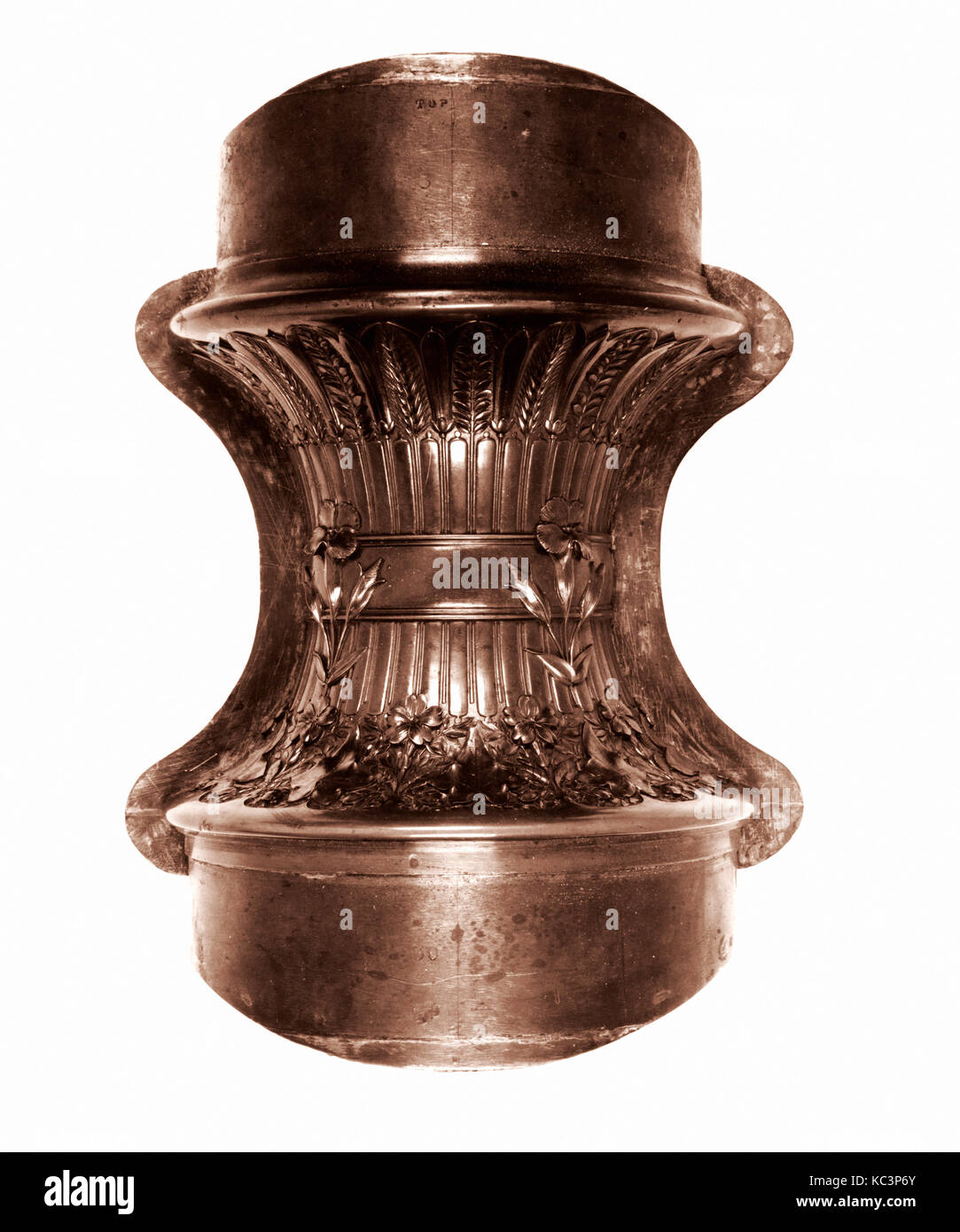Full-size Muster für faksimiles von Vorder- und Rückseite Hälften von Rim und Hals von Bryant Vase, Tiffany & Co., Ca. 1875 Stockfoto