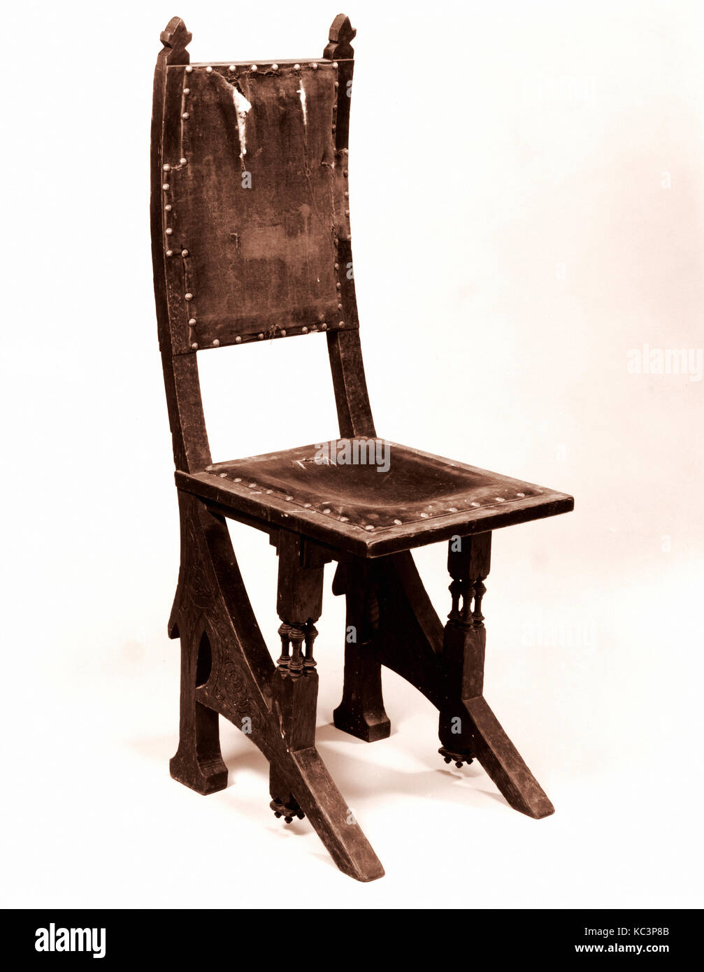 Stuhl, 1890-1905, American, Eiche, 42 x 14 5/8 x 18 in. (106,7 x 37,1 x 45,7 cm), Möbel, Carlo Bugatti (Italienisch, Mailand 1855 Stockfoto