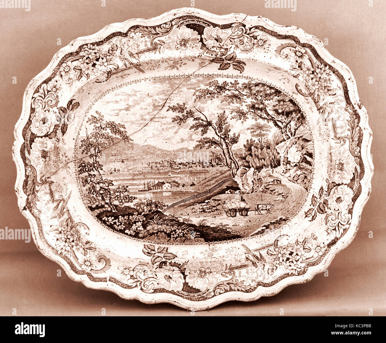 Platter, Ca. 1825-ca. 1834, in Staffordshire, Stoke-on-Trent, England, Britische (US-Markt), Steingut, Transfer Stockfoto