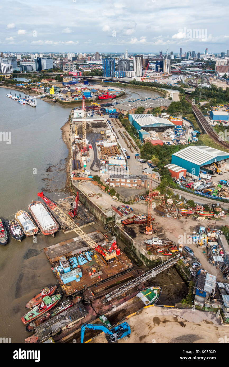 Blick von oben auf die Royal Victoria Docks und Bug Creek Mündung der Gezeiten, die die East London Boroughs von Newham und Tower Hamlets teilt. England, UK. Stockfoto