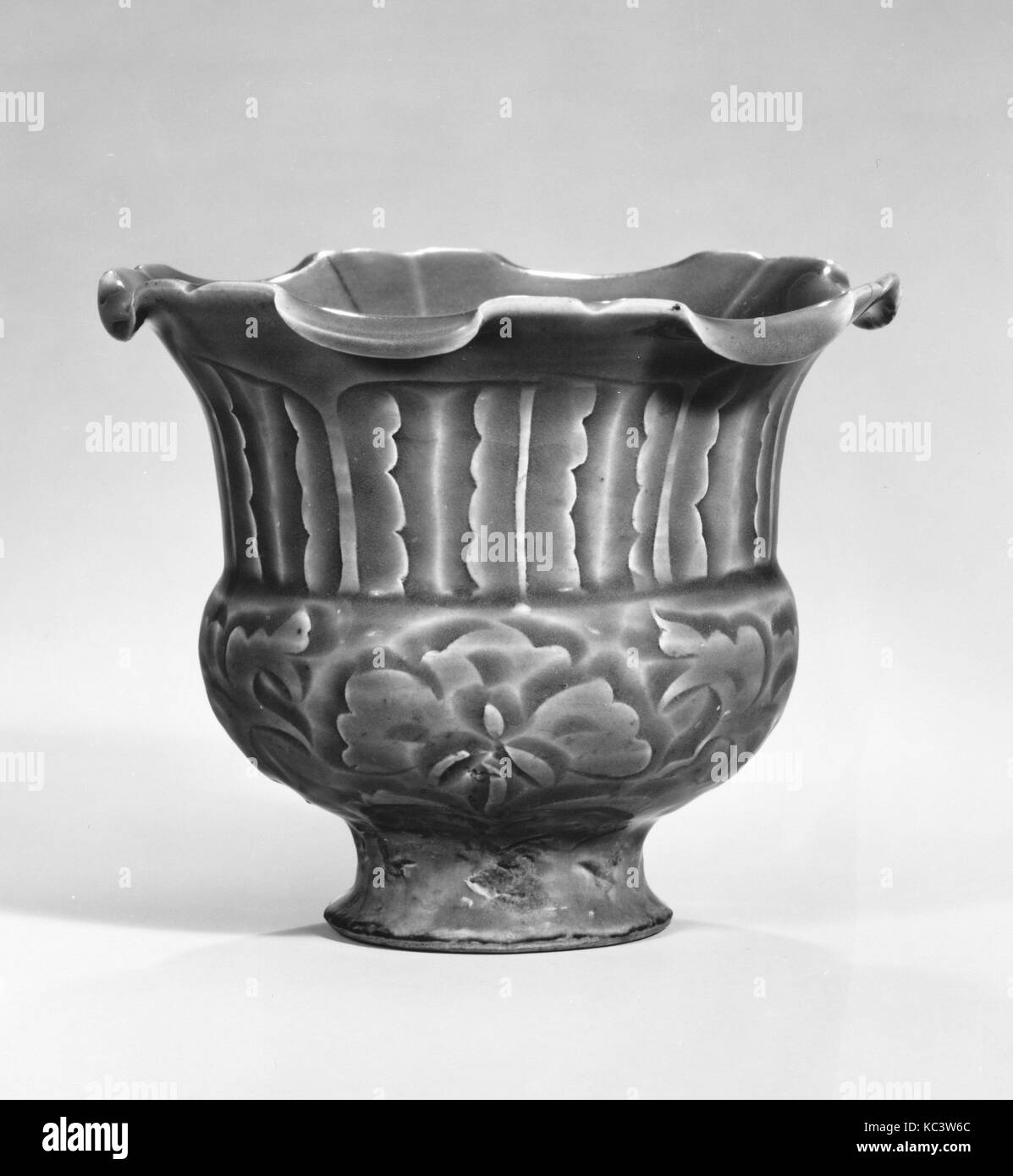 Glas mit Pfingstrose Blättern, der Nördlichen Song Dynastie (960 - 1127), 11. - 12. Jahrhundert, China, Steinzeug mit geschnitzten Stockfoto