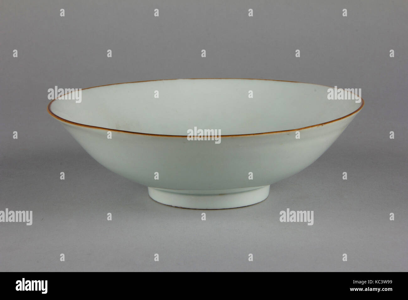 Schüssel, Yüan Dynastie (1271 - 1368), China, Porzellan (Shu Fu Ware), H.2 1/8 in. (5,4 cm); Durchm. 6 7/8 in. (17,5 cm), Keramik Stockfoto