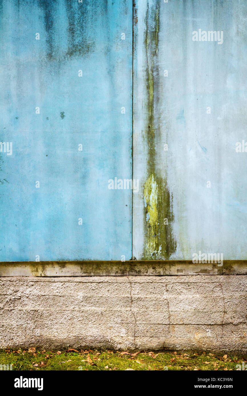 Alte blaue Metalldose Wand auf Beton Keller. Architektur Detail Hintergrund Stockfoto