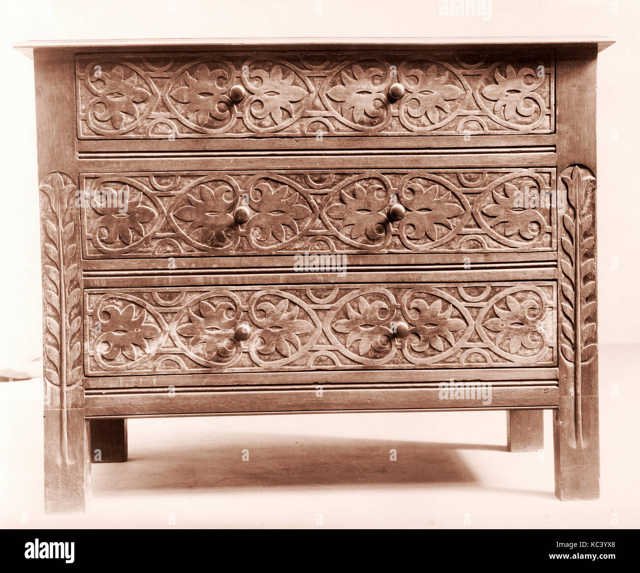 Kommode, 1675-1700, in den USA, US-amerikanischen, Eiche, Kiefer, 34 1/2 x 45 1/2 x 19 1/2 in. (87,6 x 115,6 x 49,5 cm Stockfoto