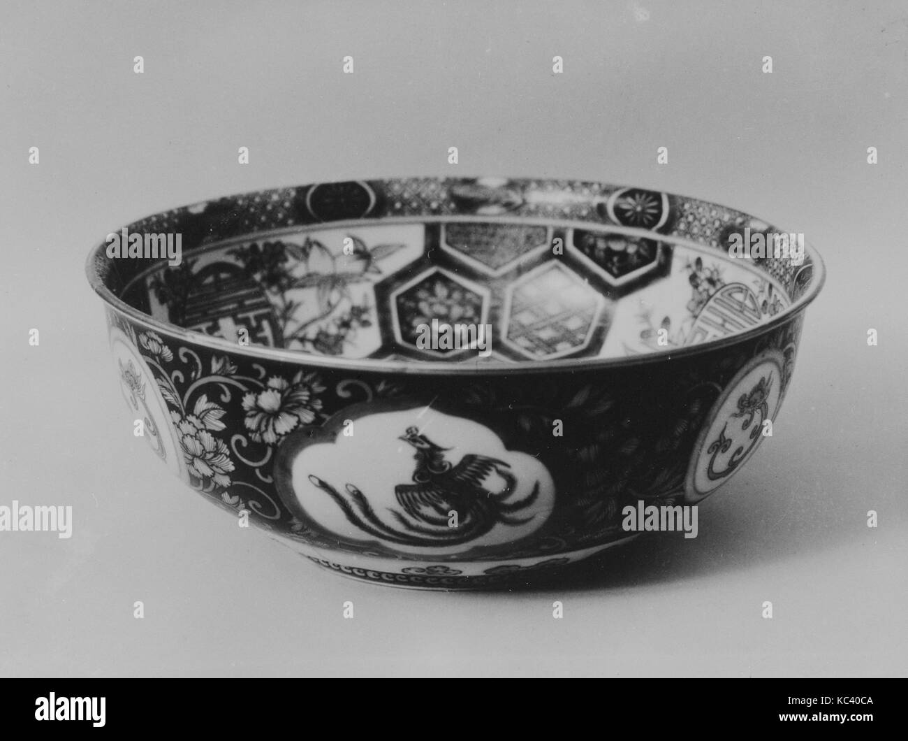 Schüssel, Edo Periode (1615 - 1868), 1780, Japan, Porzellan mit Emails (Arita ware, Imari Typ), H.3 1/2" eingerichtet. (8,9 cm Stockfoto