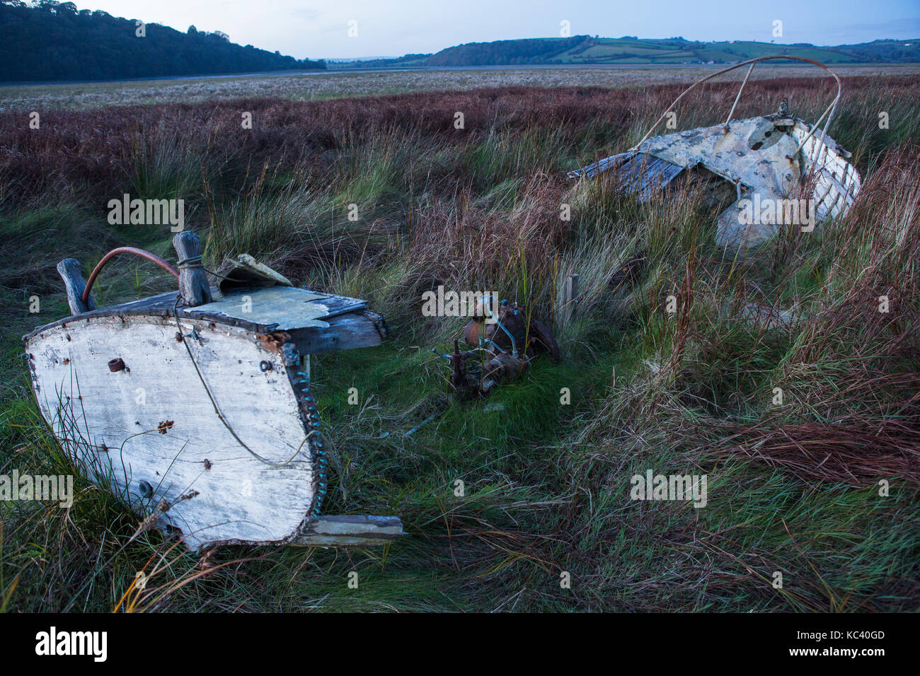 Gebrochen, Verrottung, gestrandete Boot am Rand der Mündung mit Motor/Motor Stockfoto