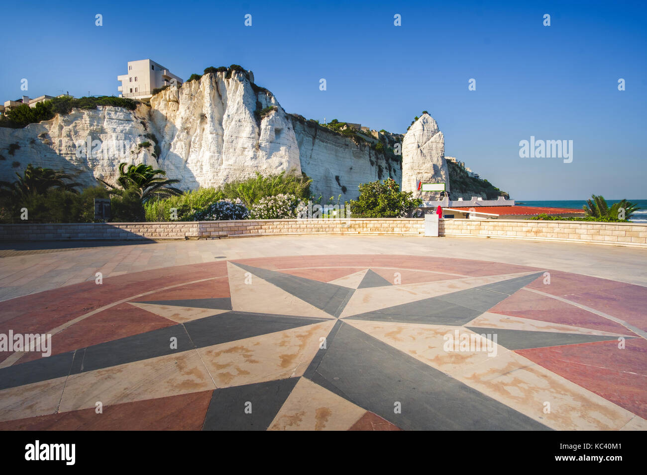 Lungomare (Strandpromenade) von Vieste mit einer Windrose Symbol auf dem Boden und dem Pizzomunno white rock auf Hintergrund konzipiert Stockfoto