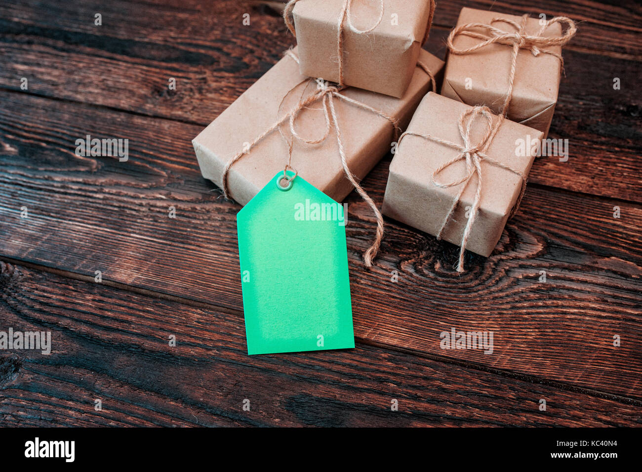Mockup Boxen für Geschenke von Kraftpapier und Geschenkanhänger auf einer hölzernen Hintergrund Stockfoto