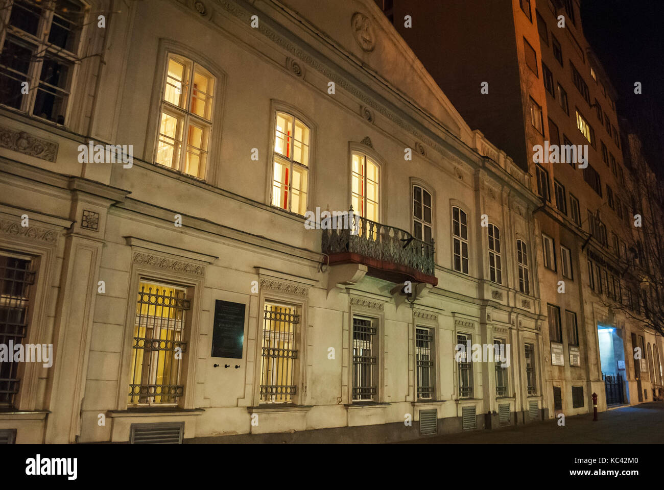 Architektur in Budapest, Ungarn, mit beleuchtetem Fragmente auf der Fassade, Nacht Foto Stockfoto