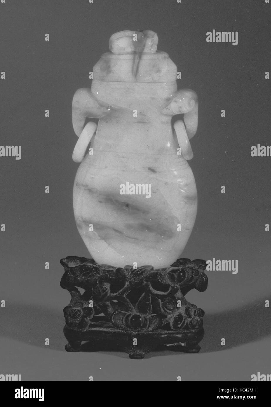 Vase, 18. Jahrhundert, China, Jade, Höhe gesamt: 4 3/16 in. (10,6 cm); W. 1 15/16 in. (4,9 cm) Jade Stockfoto