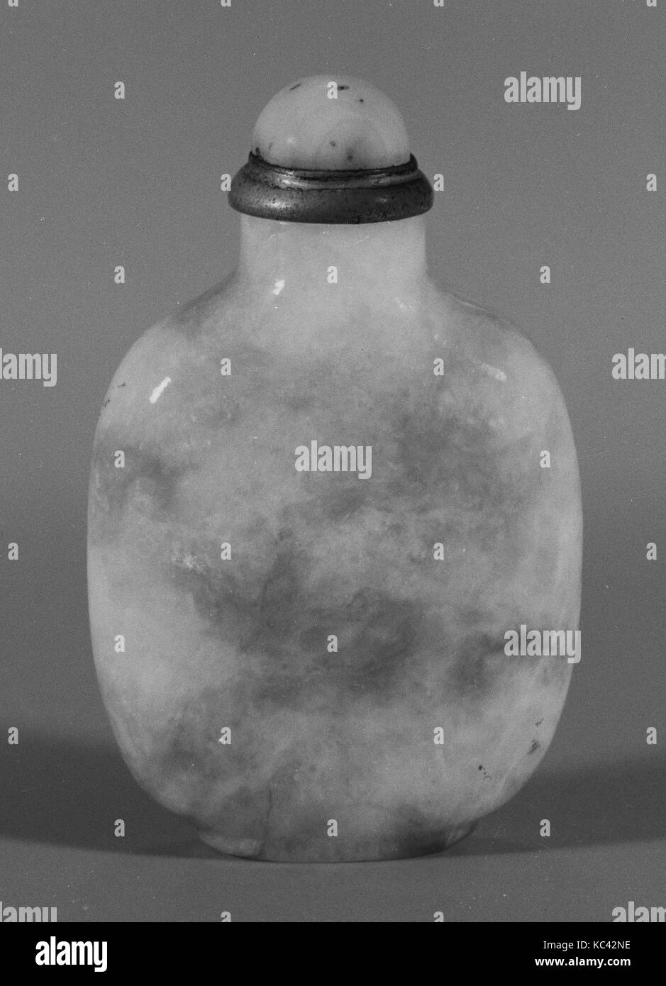 Schnupftabak Flasche, Qing Dynastie (1644 - 1911), aus dem 19. Jahrhundert, China, Jade (jadeit), H.2 9/16-in. (6,5 cm); W. 1 5/8 in. (4.1 cm Stockfoto