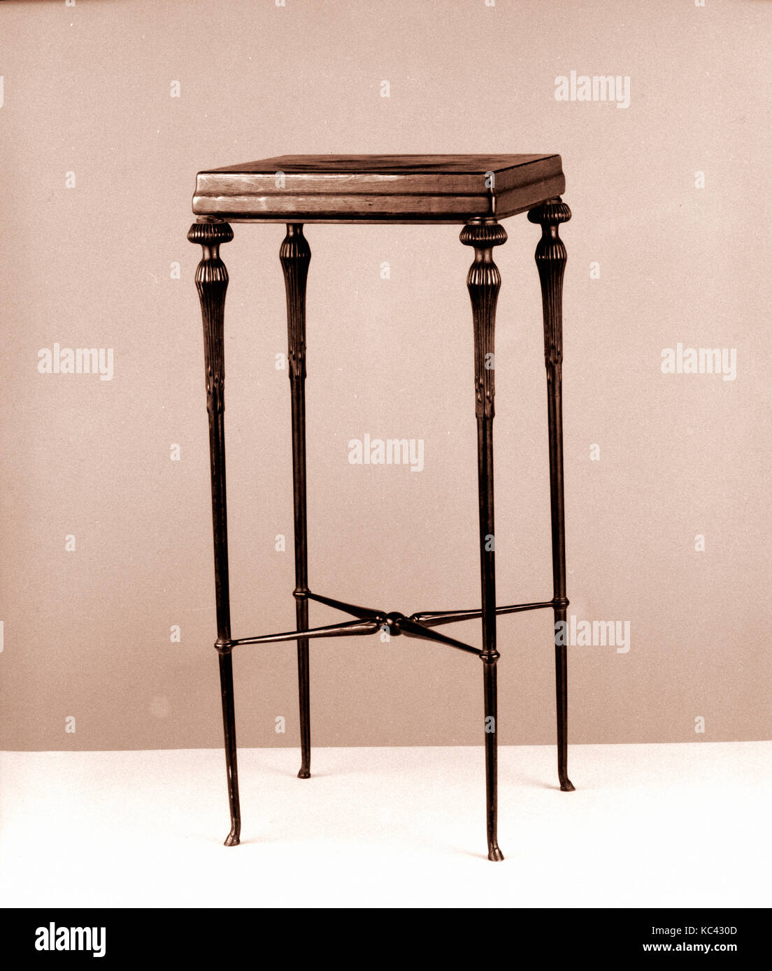 Tabelle, 1890-1905, in New York, New York, United States, amerikanische Eiche, Bronze, 30 1/4 x 14 1/2 x 14 1/2 in. (76,8 x 36,8 x Stockfoto