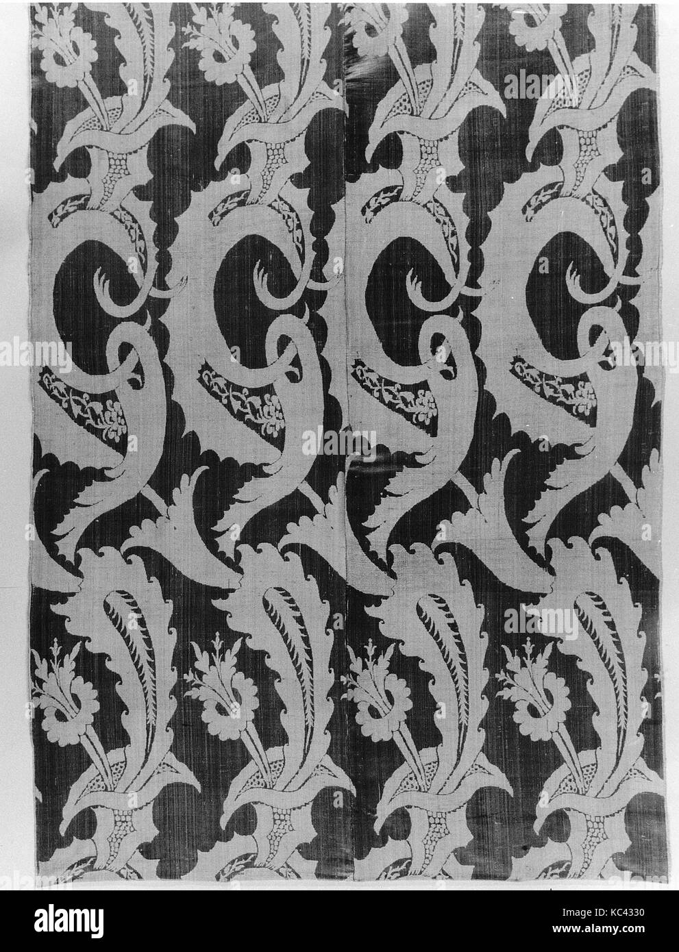 Panel, im ersten Quartal des 18. Jahrhunderts, Französisch, Seide, W. L. 74 1/2 x 42 1/2 Zoll (189,2 x 108,0 cm), Textiles-Woven Stockfoto