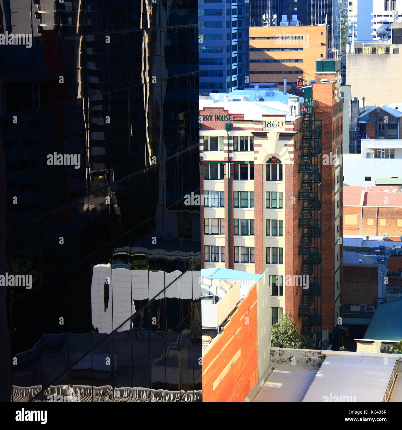 Stadt Landschaft im Fenster eines großen Bürogebäudes in Brisbane Queensland Australien wider Stockfoto