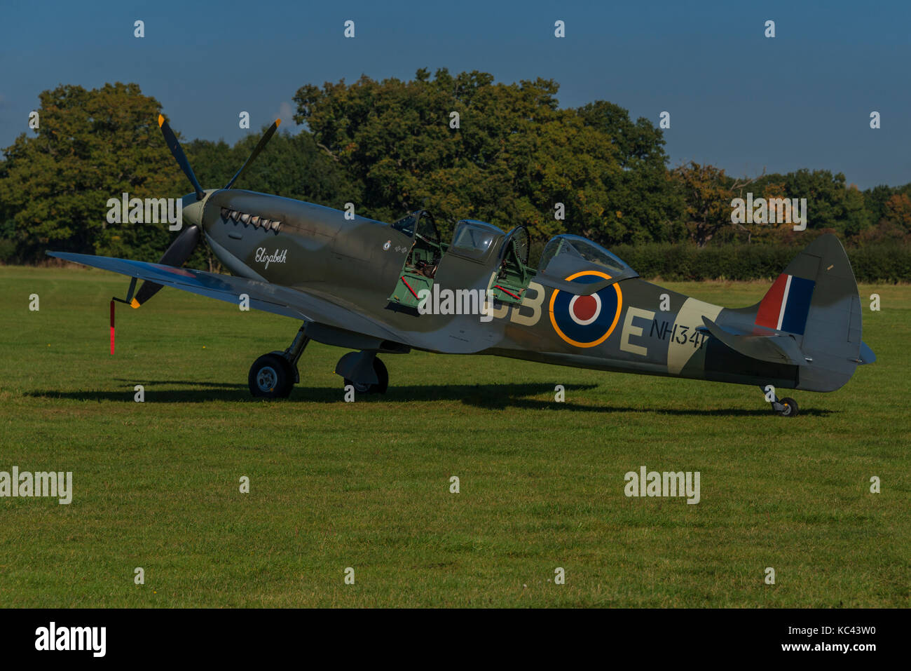 Ein restauriertes, Zweiter Weltkrieg, zwei - Sitz, Supermarine Spitfire. Stockfoto