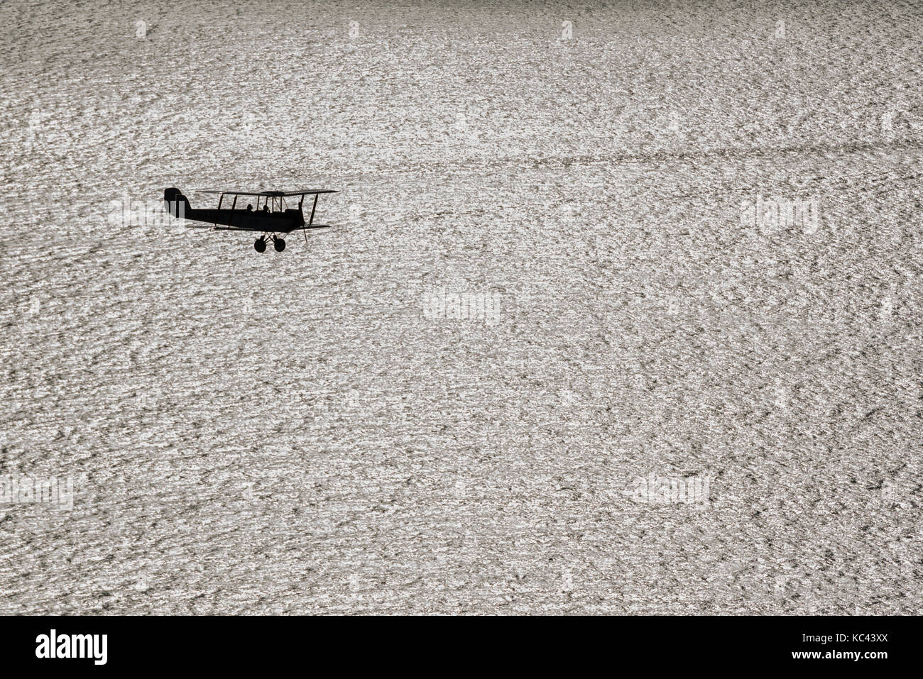 Der Eine und Einzige, 1920 homebuilt Silber 100 Doppeldecker, in Serpentin Flugplatz, Western Australien. Hier allein fliegen, über den Ozean. Stockfoto Der Eine und Einzige, 1920 homebuilt Silber 100 Doppeldecker, in Serpentin Flugplatz, Western Australien. Hier allein fliegen, über den Ozean. Stockfoto