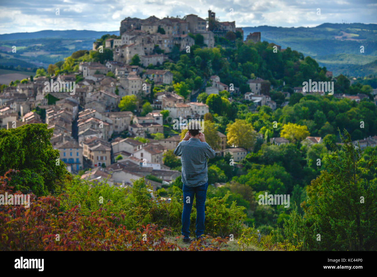 Mann mit Kamera fotografieren des mittelalterlichen Dorfes von Cordes-sur-Ciel, in der Tarn in Royal, Frankreich. Stockfoto