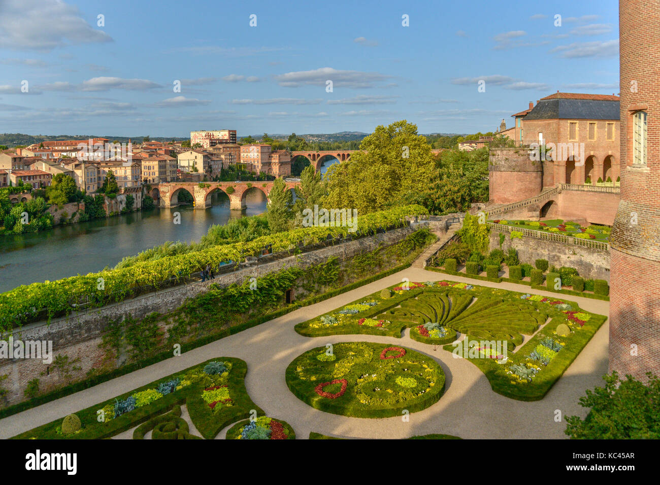 Blick auf den Palast Berbie Gärten und den Fluss Tarn, Albi, Royal, Frankreich. Im Hintergrund ist die 1000 Jahre alte Brücke le Pont Vieux. Stockfoto