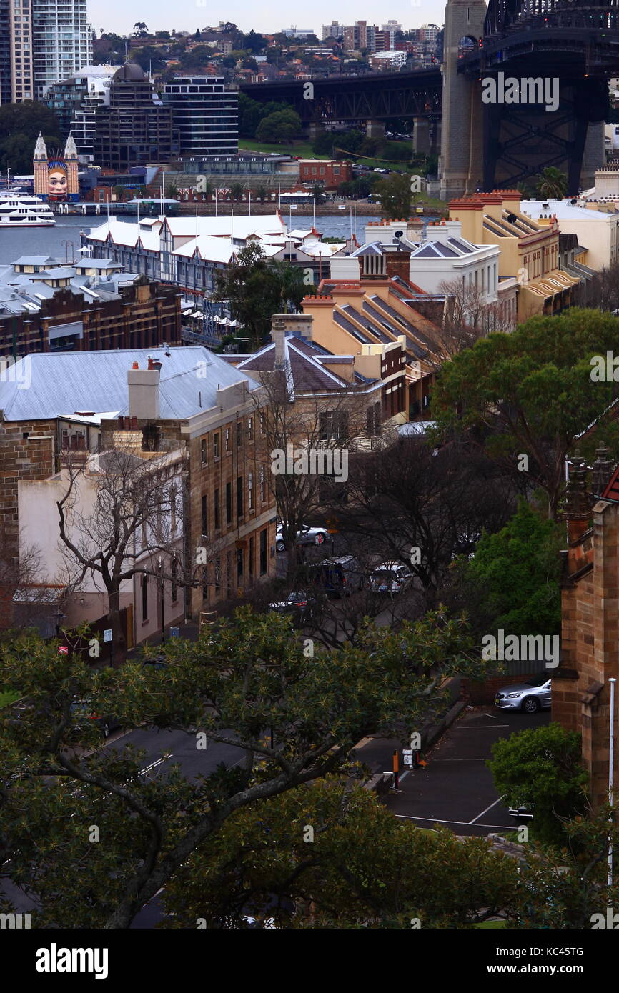 Blick auf alte Gebäude at the Rocks, Sydney, auf die Sydney Harbour Bridge. Stockfoto