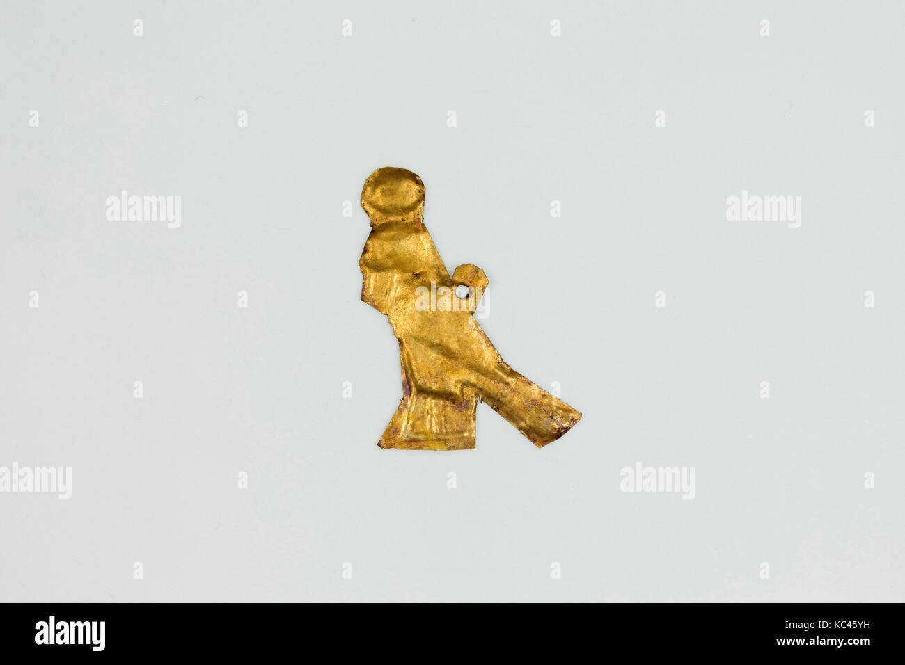Ba-Vogel mit Sun disk Amulett, Spätzeit, Dynastie 26 - 29, 664 - 380 v. Chr., aus Ägypten, Memphite Region, Saqqara, goldene Blatt, l. 1.8 Stockfoto