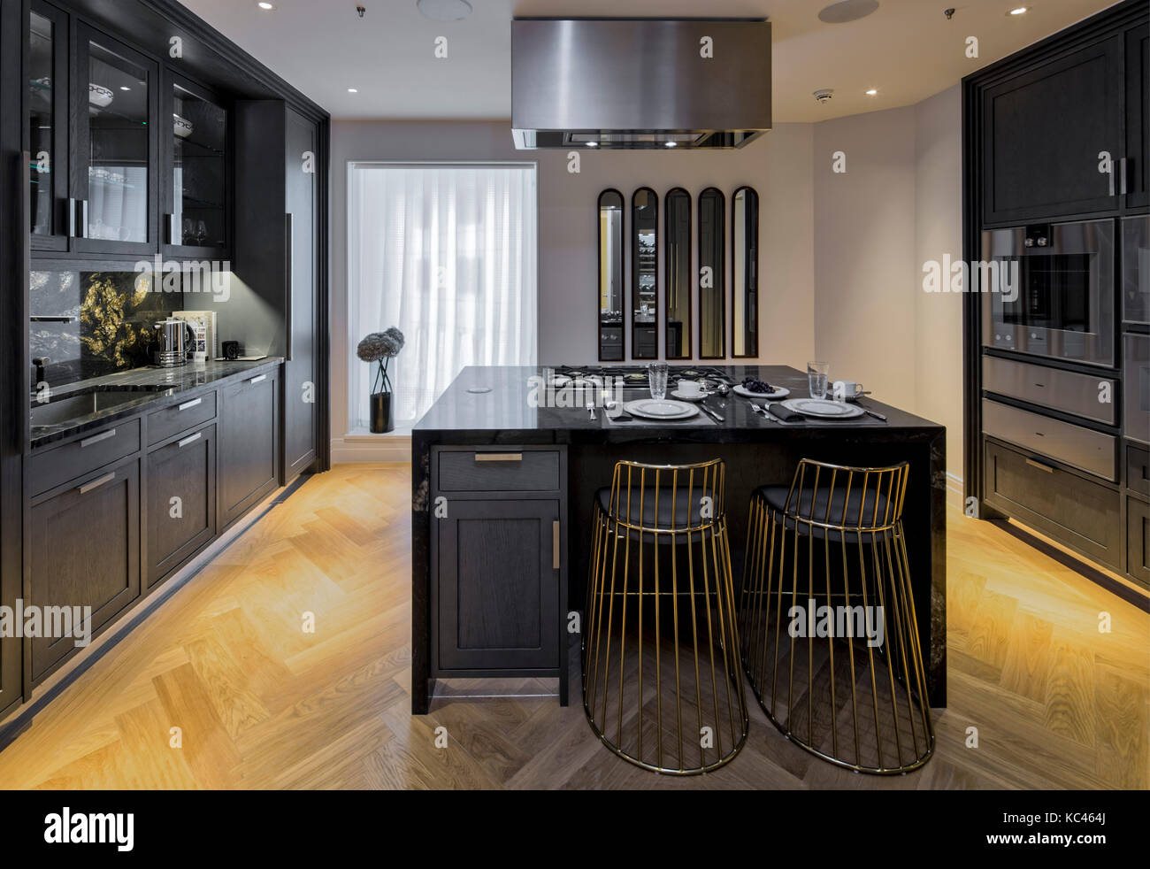 Küche. 10 Trinity Square - Die Residenzen, London, Vereinigtes Königreich. Architekt: Aukett Swanke, 2017. Stockfoto
