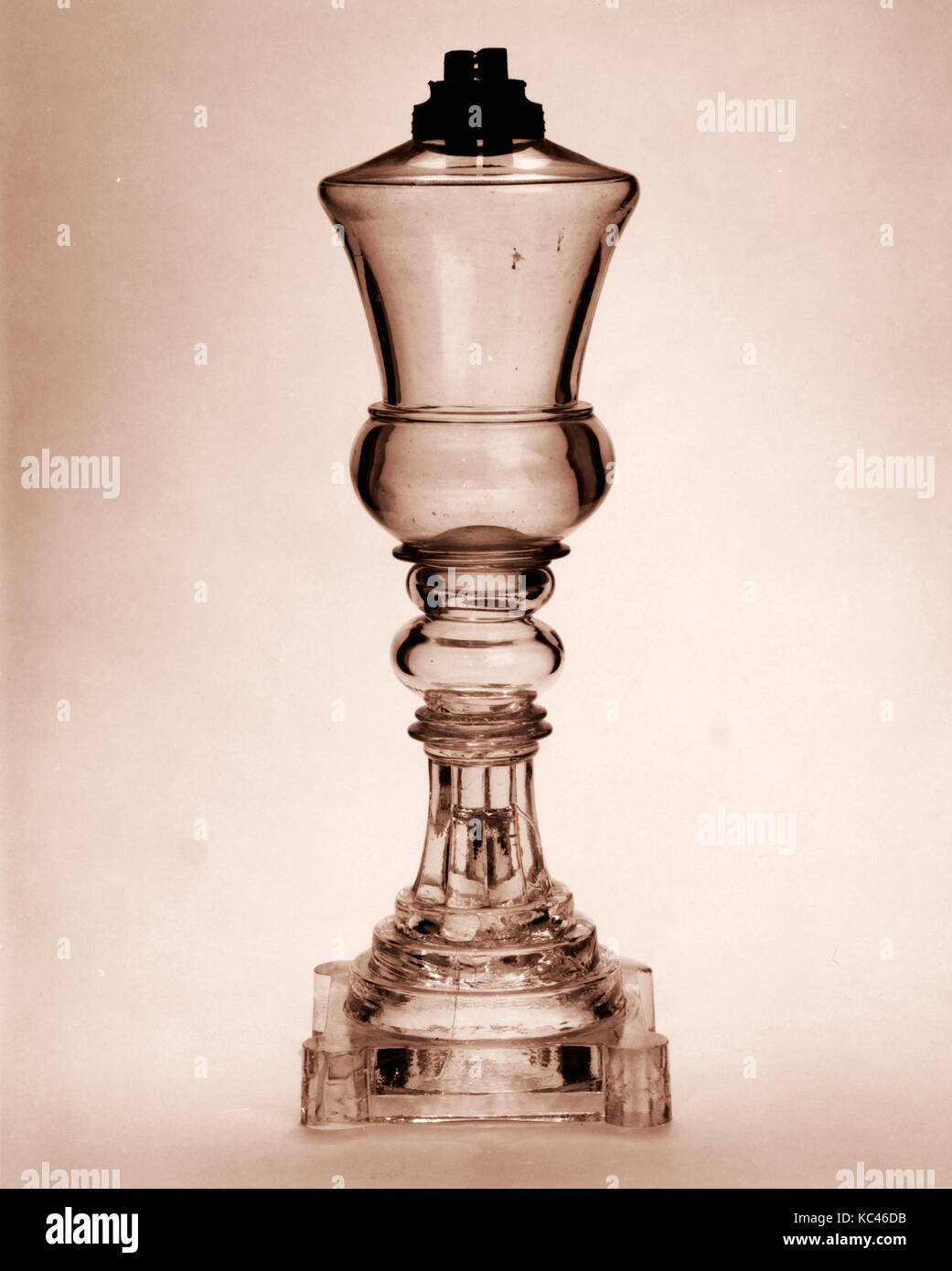 Whale Oil Lamp, 1830-40, gedrückt und frei geblasen Bleiglas, H., 11. (27,9 cm), Glas Stockfoto