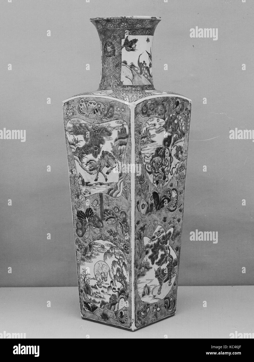 Vase mit Tiere und Fabelwesen, Anfang des 18. Jahrhunderts Stockfoto