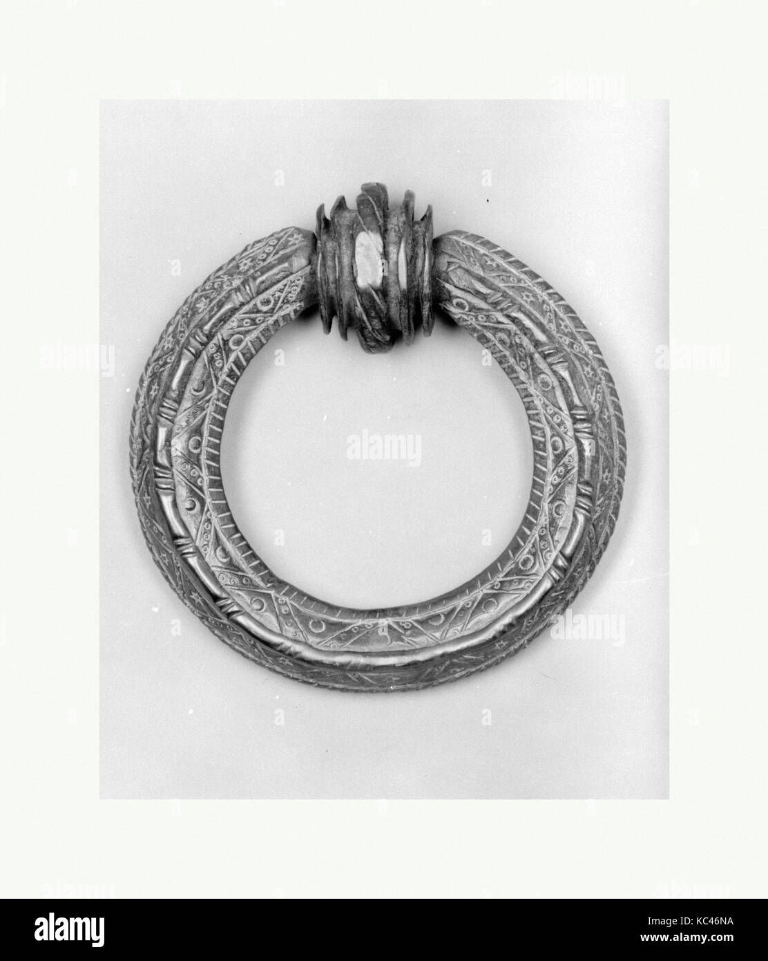Ring Griff (einer der beiden), vermutlich aus dem 16. Jahrhundert, Spanisch, Schmiedeeisen, H. insgesamt 11 3/4 in. (29,8 cm); D. Ring. 7 1/4 in. (18. Stockfoto