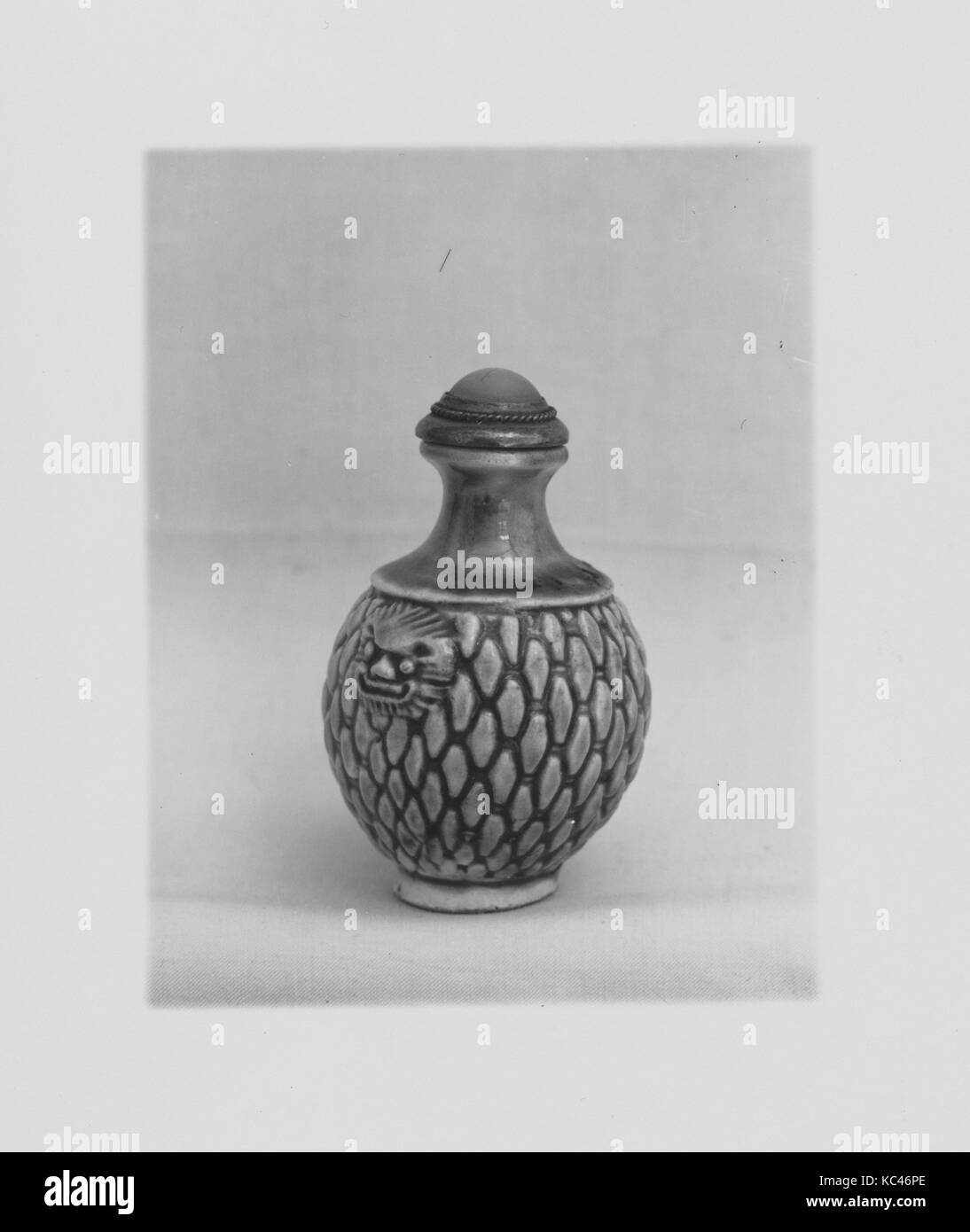 Schnupftabak Flasche, Qing Dynastie (1644 - 1911), Jiaqing (1796-1820), aus dem 19. Jahrhundert, China, Porzellan, H. 2 9/16-in. (6,5 cm Stockfoto