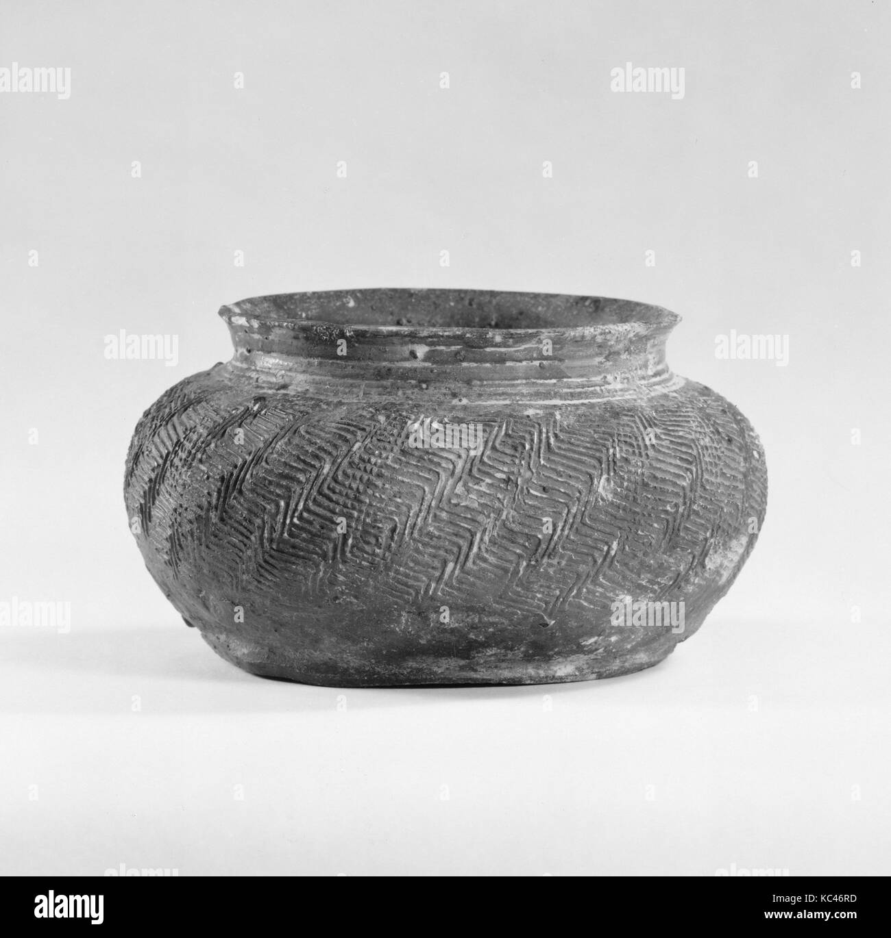 Jar, Mitte West-östlichen Zhou Dynastie, Frühling und Herbst Zeitraum, 9.-6. Jahrhundert v. Chr., China, in der Nähe von - Steinzeug mit beeindruckt Stockfoto