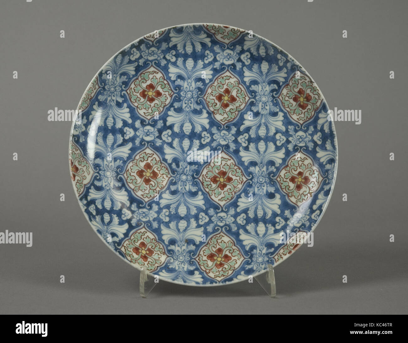 Teller mit Stilisierten floralen Muster, Edo Periode (1615 - 1868), 1670 - 80 s, Japan, Porzellan mit unterglasur Blau und gebrannte Glasur noch mal überglasieren Emaille Stockfoto