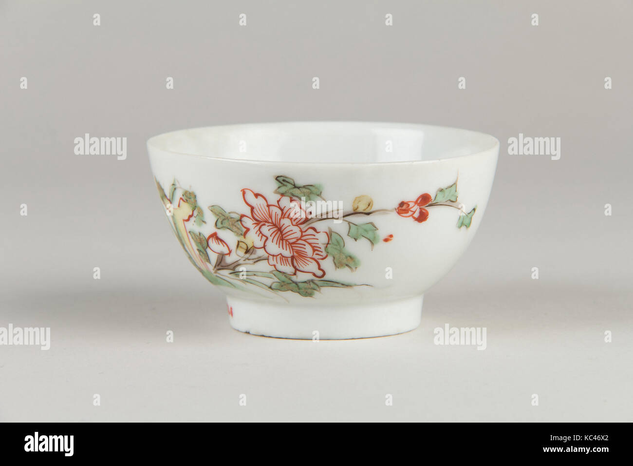 Schale, Qing Dynastie (1644 - 1911), China, Porzellan, H.3 1/2 in. (8,9 cm), Keramik Stockfoto