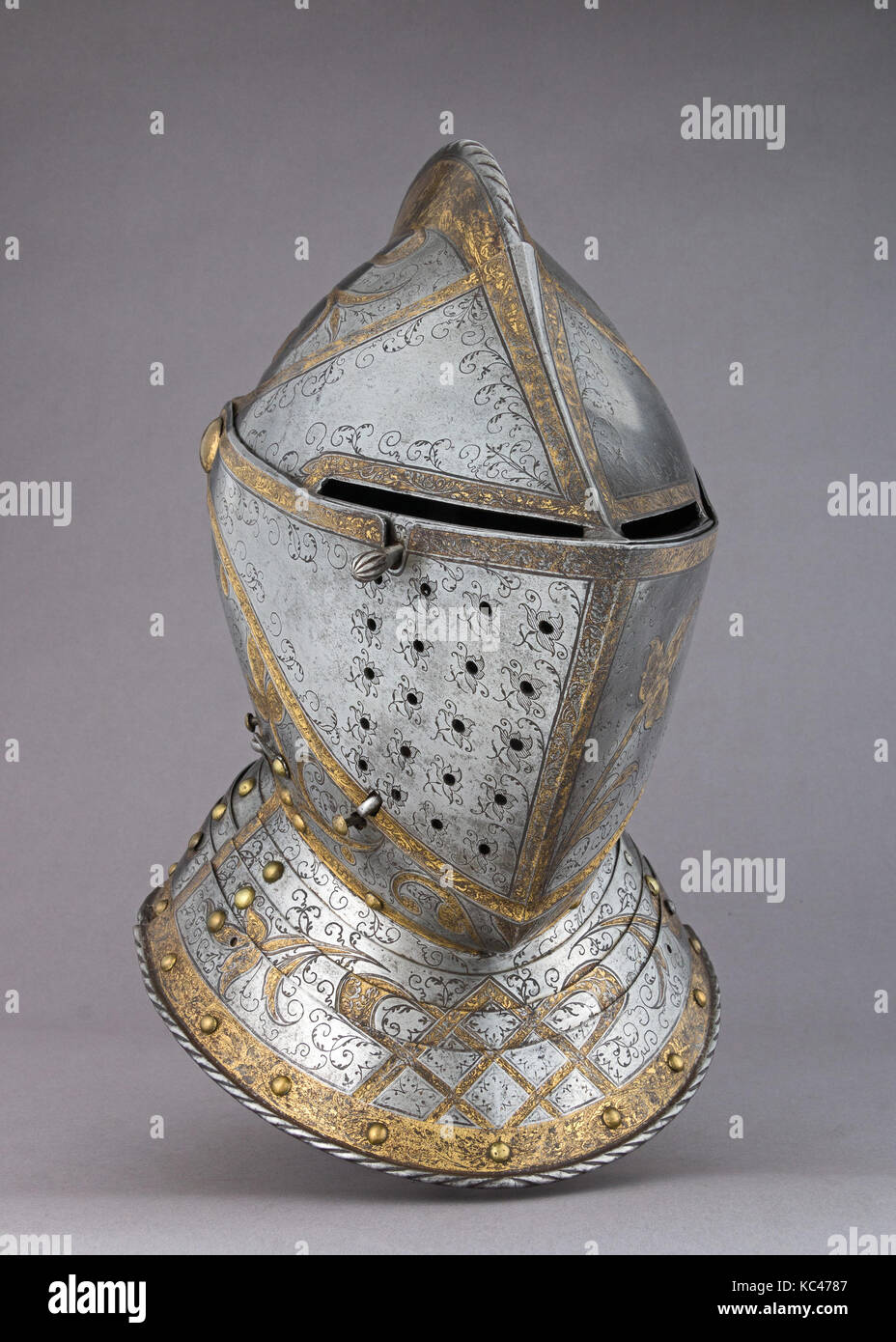 Schließen Helm aus einer Garnitur für ein Mitglied der d'Avalos Familie, Ca. 1560 - 70 Stockfoto