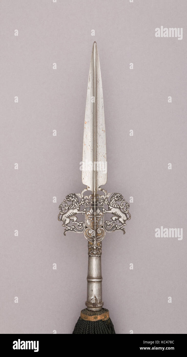 Partisan, 18. Jahrhundert, Französisch, Stahl-, Holz-, Textil-, Metallic Garn, Gold, L. 93 5/8 in. (237.8 cm); L. von Kopf 16 3/4 in. (42 Stockfoto