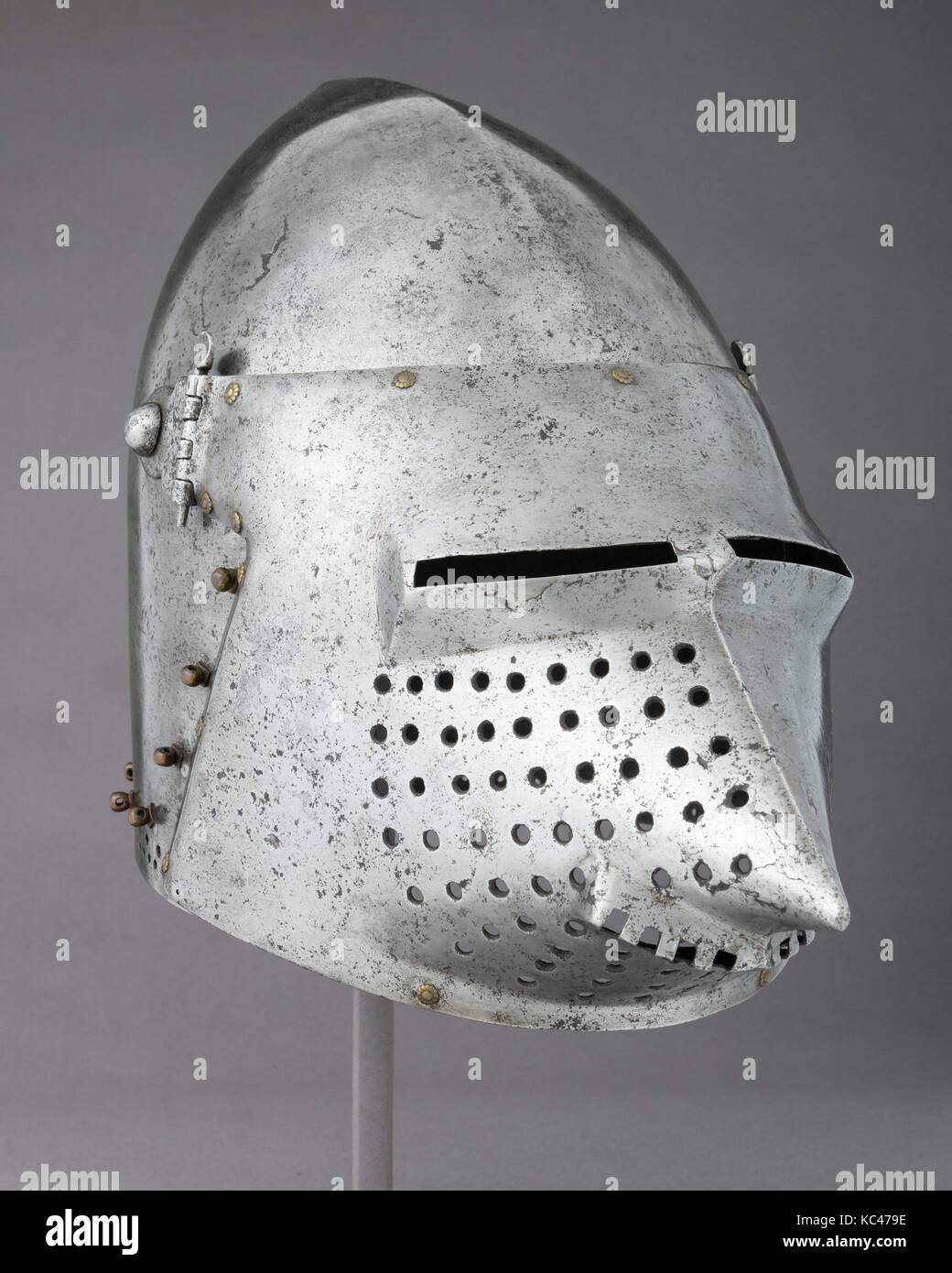 Visored Bascinet, Ca. 1400, Deutsch, Stahl, Messing, Eisen, Kupfer Legierung (schutzstahlblech), Leder (moderne), H.13. (33 cm); W. 9. (22. Stockfoto