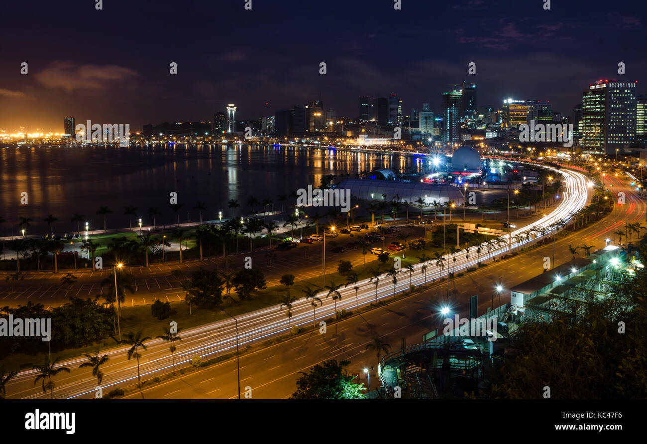 Skyline der Hauptstadt Luanda und seiner Meer während der Nacht, Angola, Afrika Stockfoto
