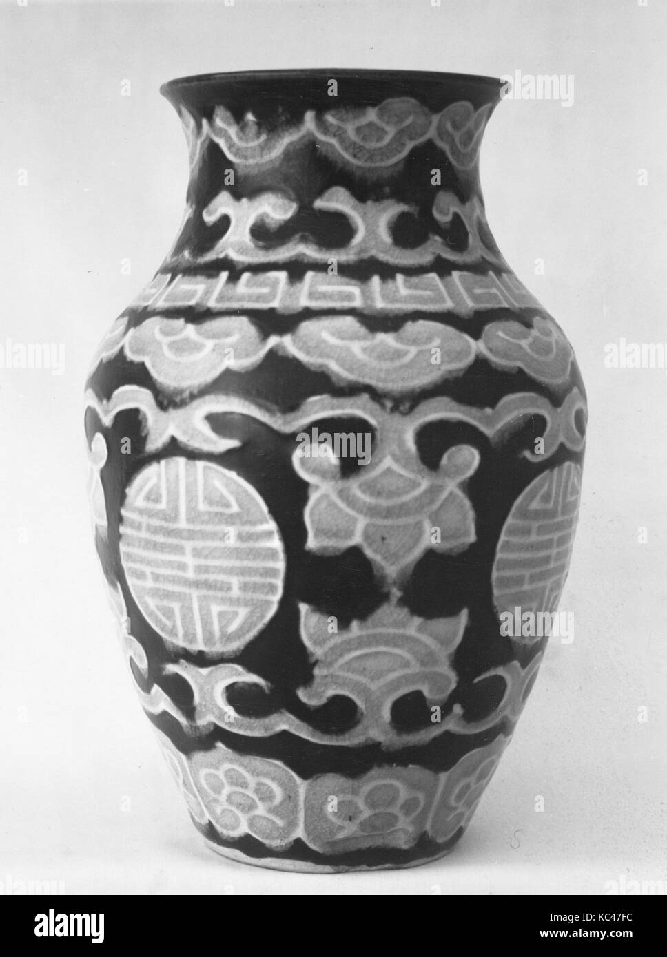 Vase, 19. Jahrhundert, Japan, Lehm bedeckt mit polychrome Glasuren auf Ornamente in der Entlastung beschrieben (Kairakuen Ware), H.6 7/8 in Stockfoto