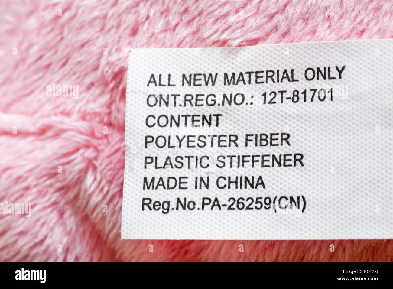 Label in Spielzeug Puppe - Alle neuen Material nur Inhalt polyester Kunststoff Verstärkung in China hergestellt - im UK Vereinigtes Königreich, Großbritannien verkauft. Stockfoto