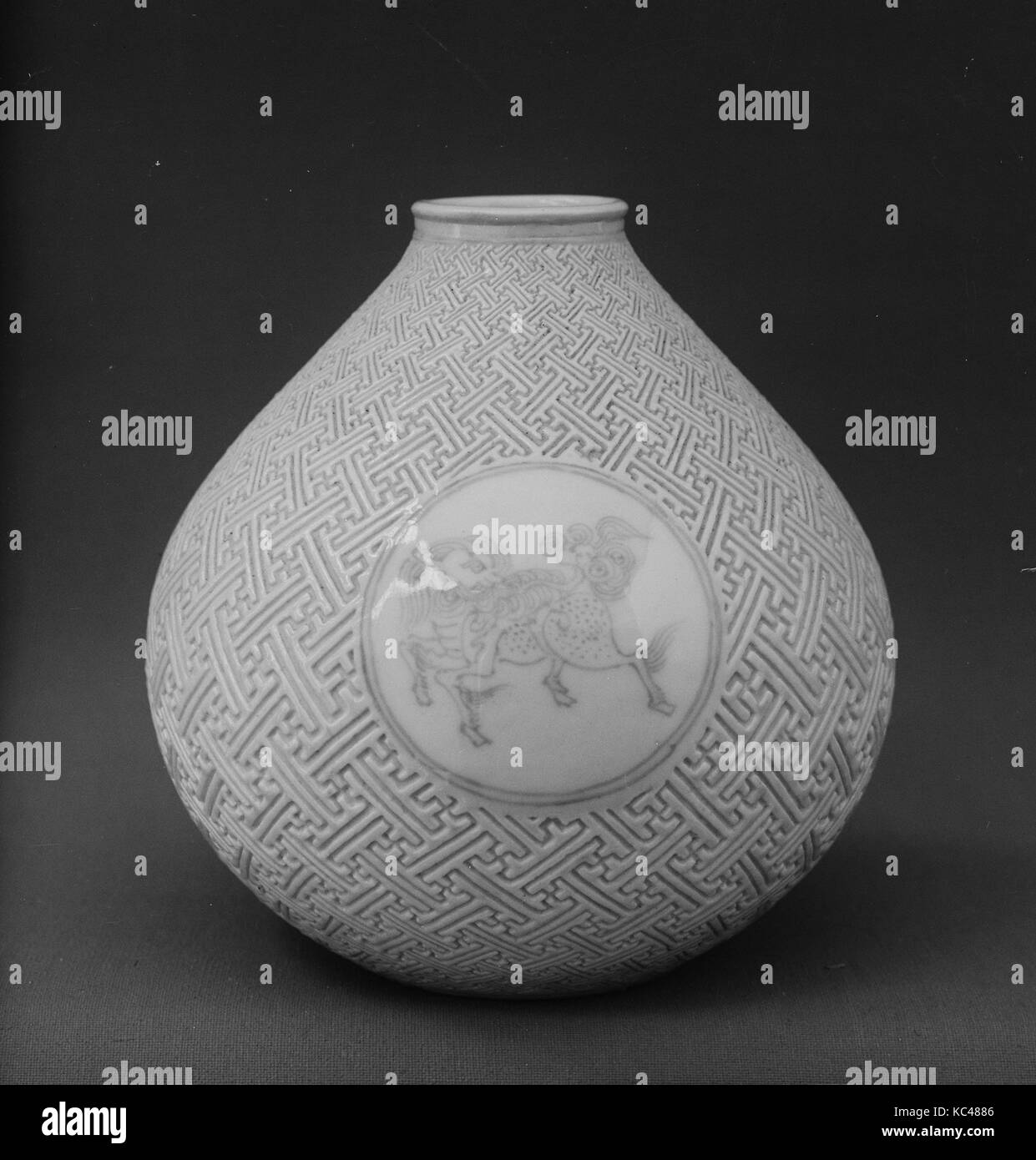 Vase mit Pferd und Kirin auf geometrischen Sayagata (FRET) Muster (ein Paar), 紫馬麒麟卍紗綾形紋瓶 (一対), den Stil von makuzu Kōzan I Stockfoto