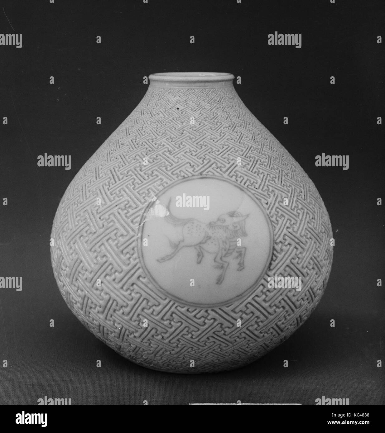 (紫馬麒麟卍紗綾形紋瓶 一対), Vase mit Pferd und Kirin auf geometrischen Sayagata (FRET) Muster (einer der beiden), den Stil von makuzu Kōzan I Stockfoto