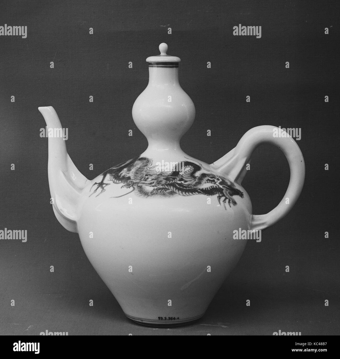 Ewer mit Drachen, 染付龍文水注, Meiji Periode (1868 - 1912), aus dem späten 19. Jahrhundert, Japan, Porzellan mit unterglasur Blau, H., 9 1/4 in. (23.5 Stockfoto