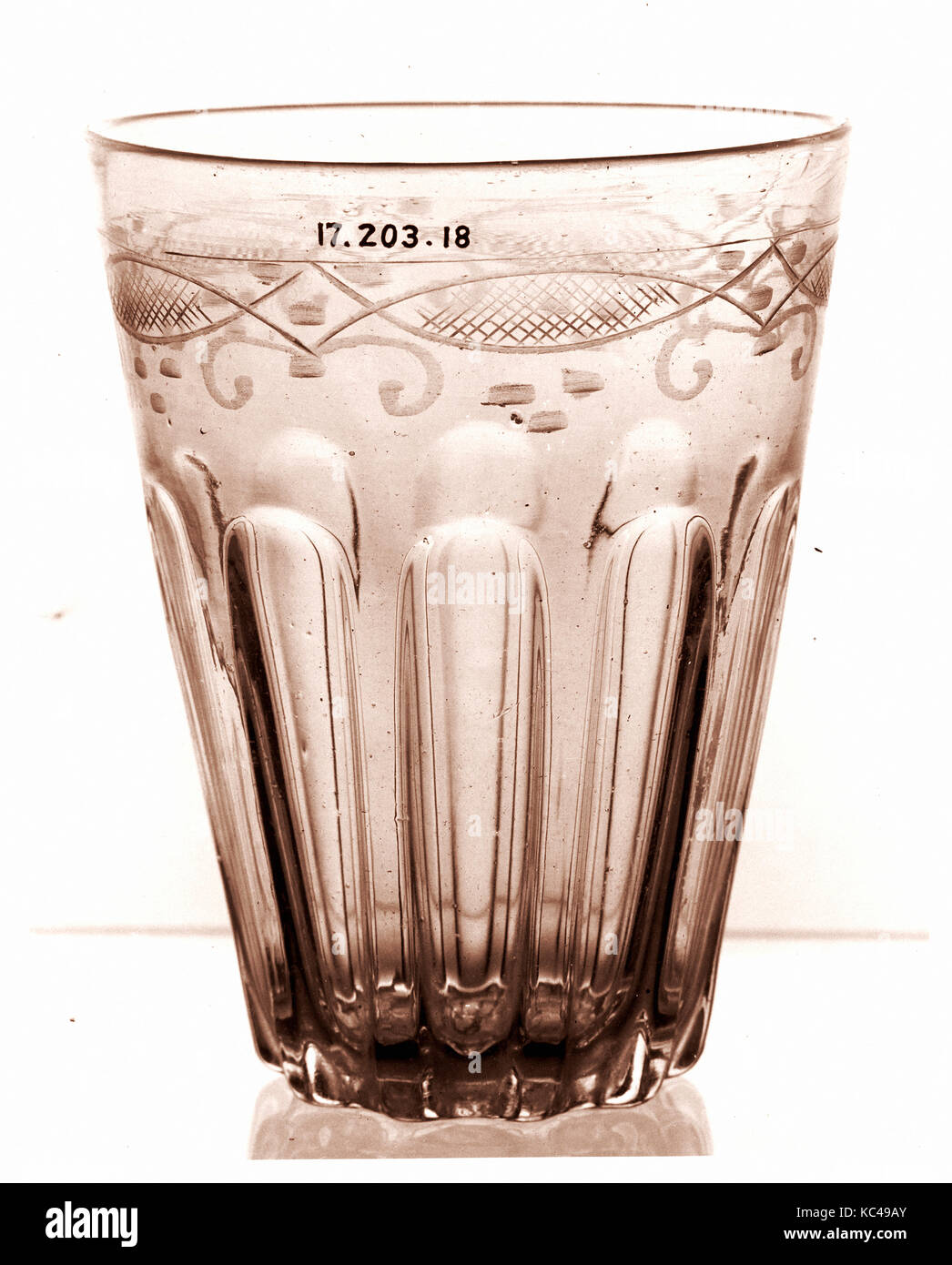 Tumbler, 1775-1820, vermutlich in Böhmen, Tschechien, bleifreies Glas mit eingravierten Dekoration, H.5. (12,7 cm), Glas Stockfoto