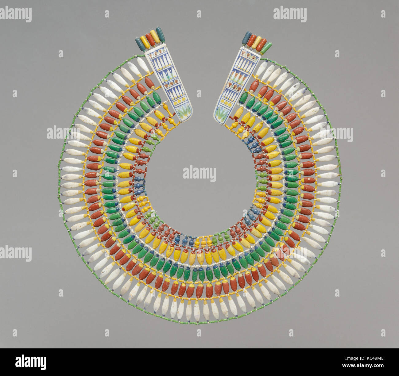 Breites Halsband, Neues Reich, Amarna-zeit, Dynastie 18, Ca. 1353 - 1336 v. Chr., aus Ägypten, Fayence, Diam. 31,5 cm (12 3/8 in Stockfoto