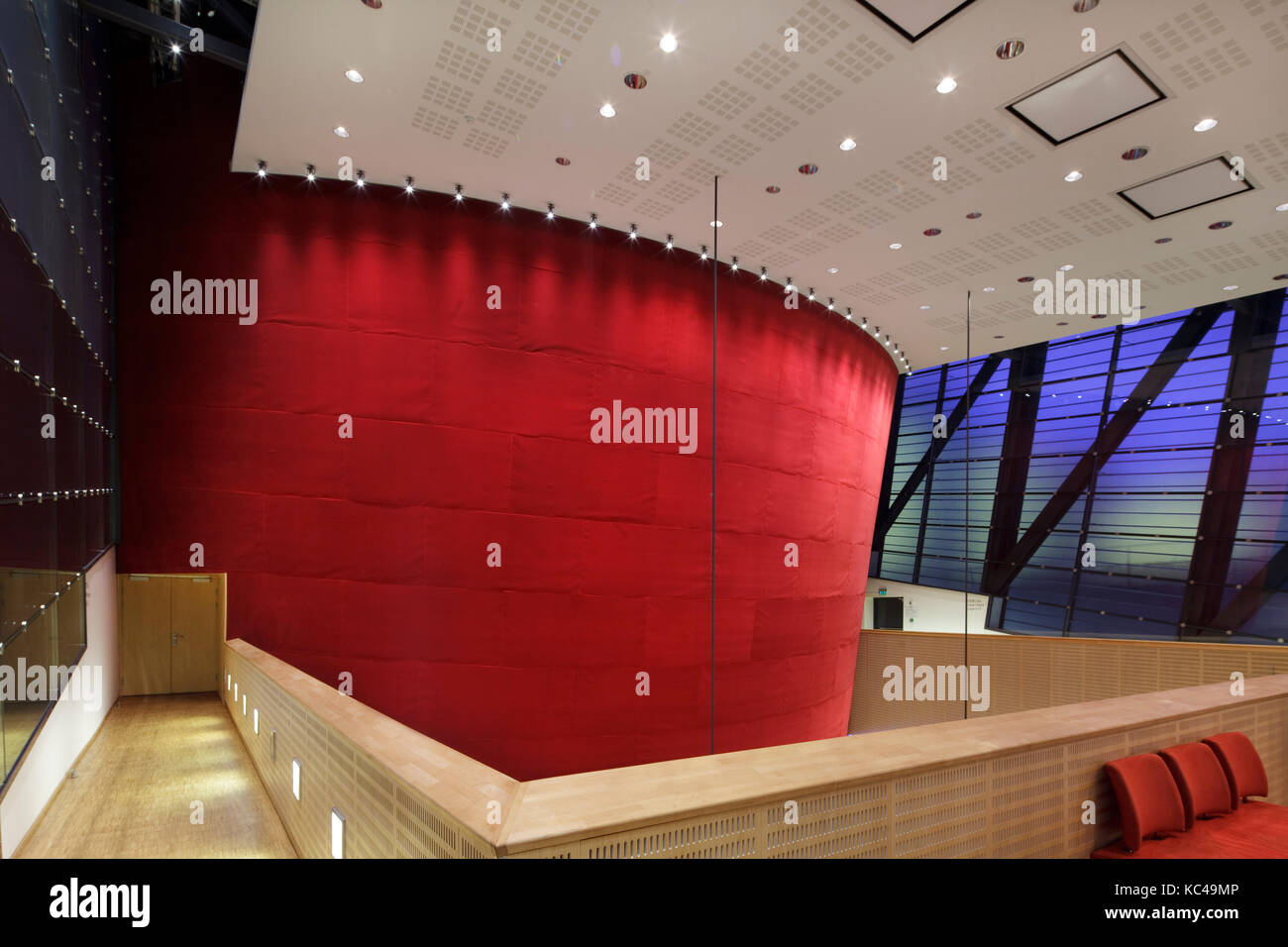 Obere Ebene von Atrium mit Holzfußboden. Bærum Kulturhus Kulturzentrum, Sandvika, Norwegen. Architekt: norwegische Studio Snohetta, 2003. Stockfoto