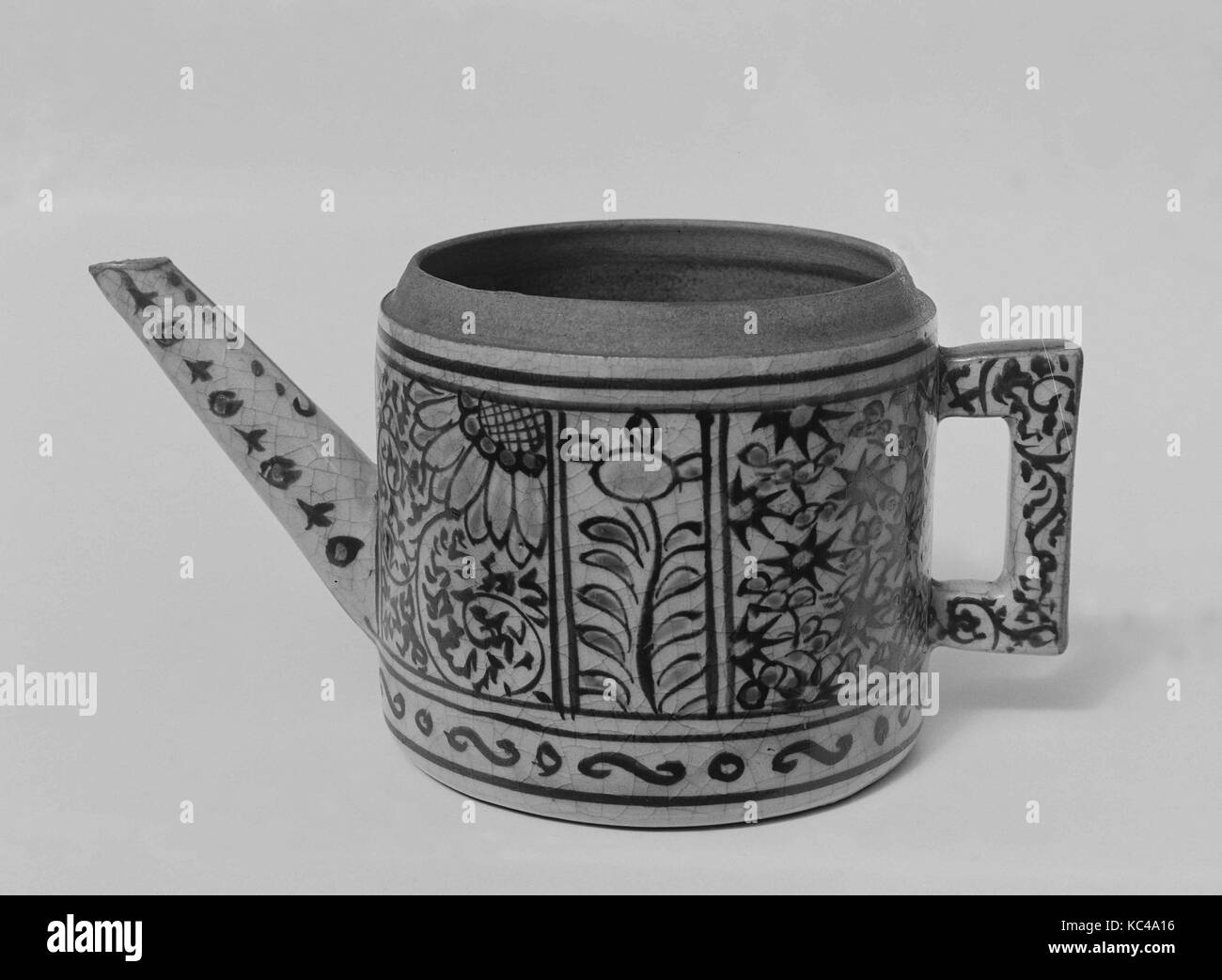 Teekanne, 19. Jahrhundert (?), Japan, Steingut, H.3. (7,6 cm); L (inkl. Griff und Ausguss) 6. (15,2 cm), Keramik Stockfoto